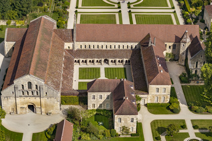 France, Côte-d'Or (21), Marmagne, l'abbaye cistercienne de Fontenay fondée en 1118, classée au Patrimoine Mondial de l'UNESCO, l'église abbatiale et le cloître (vue aérienne)