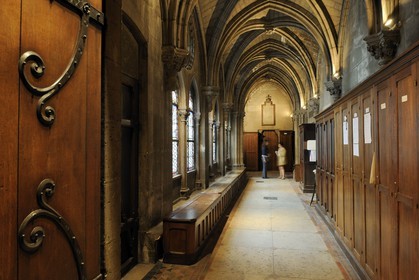 France, Paris (75), île de la Cité, la cathédrale Notre-Dame-de-Paris, le couloir d'accès à la sacristie en bordure du cloître