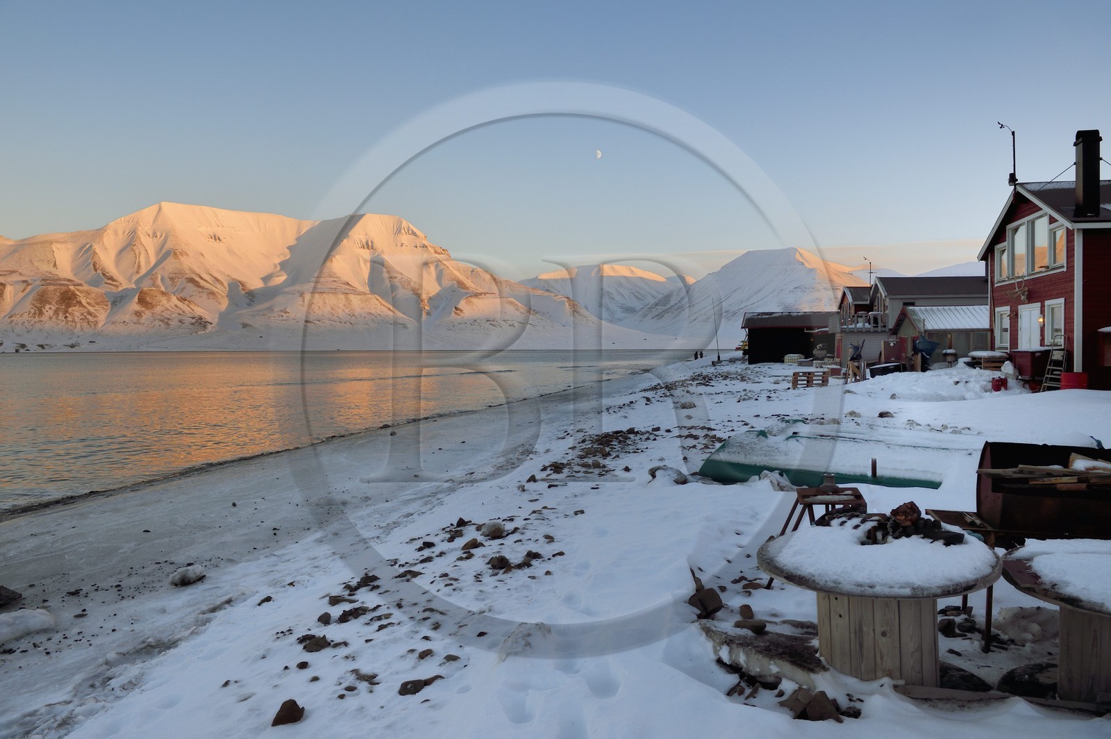 Norvège, Svalbard, Spitzberg, Longyearbyen, maisons en bois en bordure de l'Adventfjorden