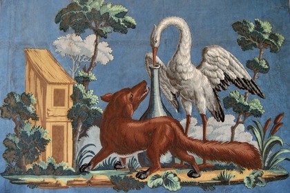 France, Aisne (02), Château-Thierry, Musée Jean de La Fontaine - Ville de Chateau-Thierry, illustration de la Fable le Renard et la Cigogne sur un papier peint du XVIIIème siècle d'après le peintre Jean Baptiste Oudry