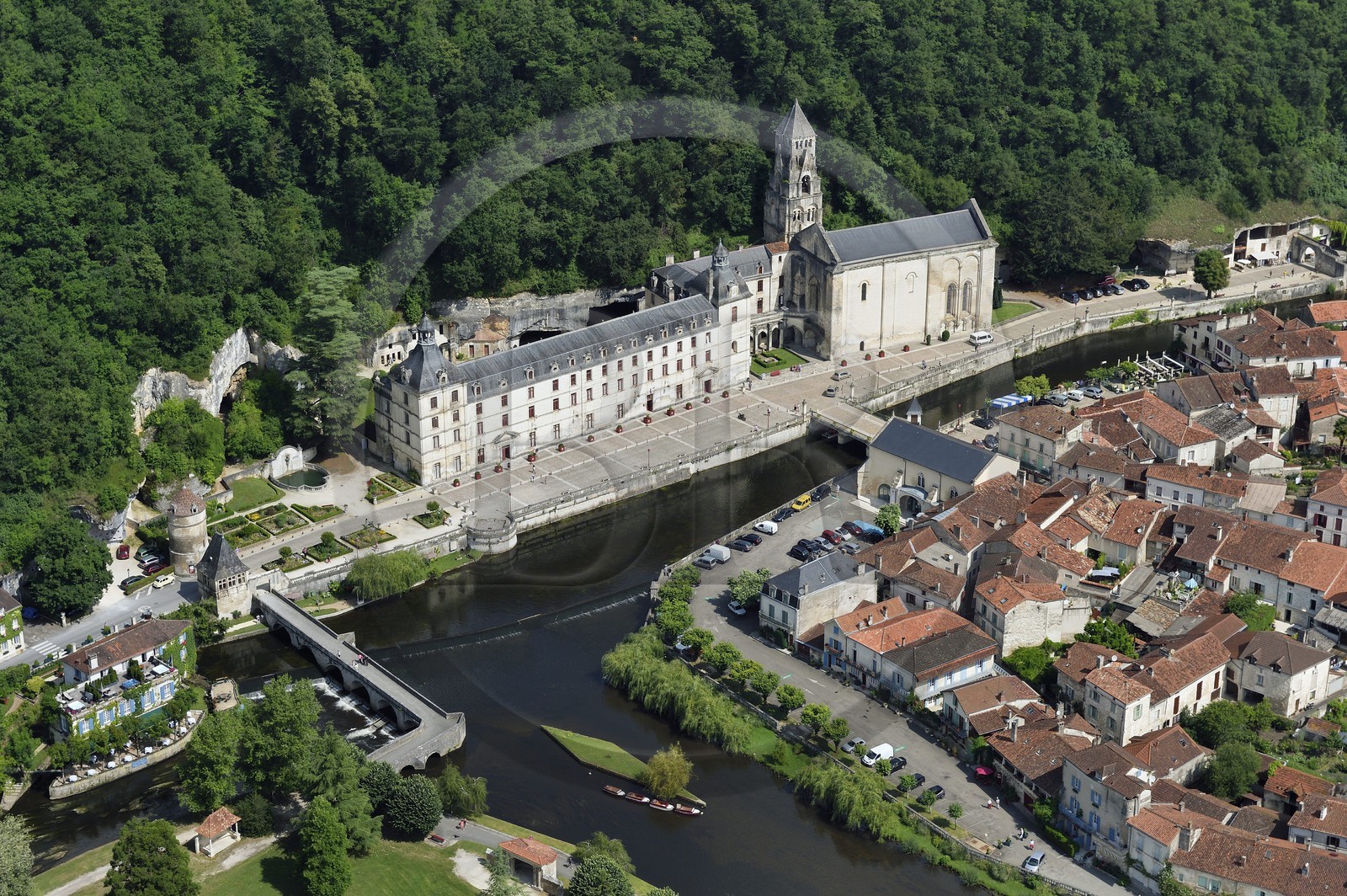France, Dordogne (24), Brantôme, pont Coudé sur la Dronne et l'abbaye bénédictine Saint-Pierre de Brantôme (vue aérienne)