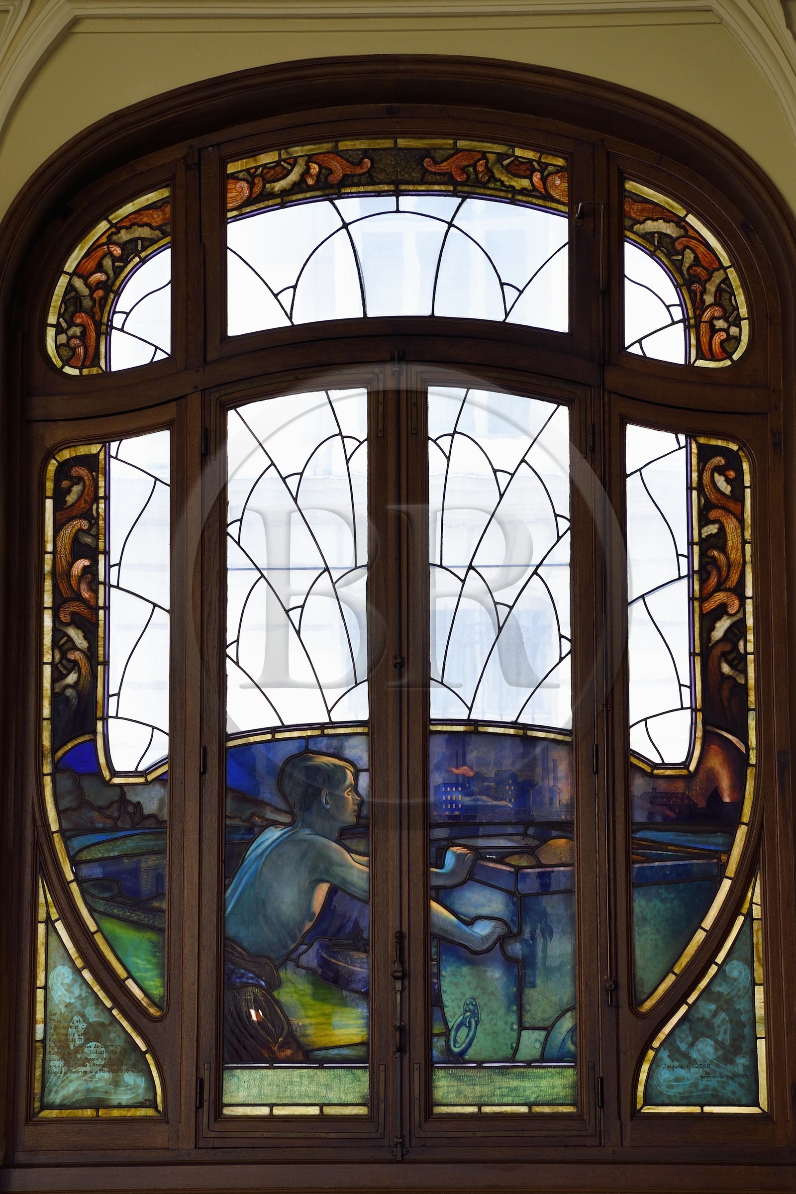 France, Meurthe et Moselle (54), Nancy, immeuble Art Nouveau de la chambre de commerce et d'industrie (CCI), les vitraux au rez-de-chaussée représentant des points forts de l'industrie lorraine conçus par Jacques Gruber, l'exploitation et le travail du fer