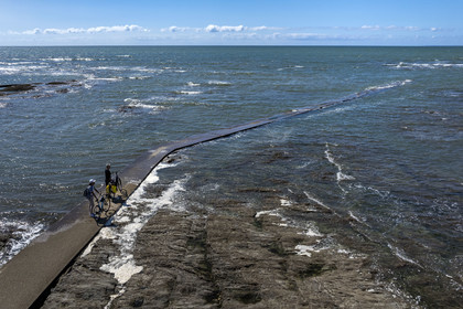 France, Vendée (85), Saint-Hilaire-de-Riez, cyclistes sur une jetée à Sion-sur-Mer située sur la Cote de Lumière (vue aérienne)