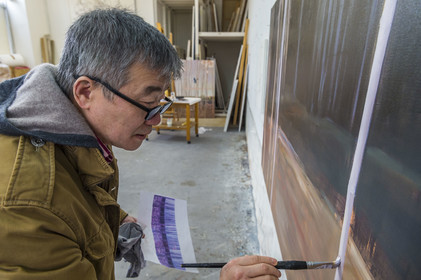 France, Seine-Saint-Denis (93), Les Lilas, l'artiste peintre Xiao Fan Ru dans son atelier