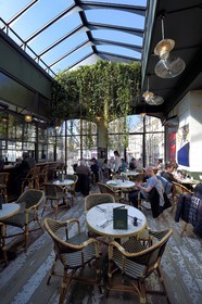France, Paris (75), Quartier de Barbès, la Brasserie Barbès, le patio du premier étage qui donne sur la station de metro Barbes