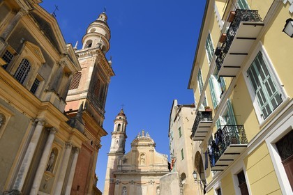 France, Alpes-Maritimes (06), Menton, la vieille ville, la basilique Saint-Michel-Archange à gauche et la chapelle des Pénitents Blancs en arrière plan