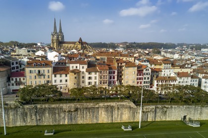 France, Pyrénées-Atlantiques (64), Pays-Basque, Bayonne, les flèches de la cathédrale Sainte-Catherine derrière les tours des anciens remparts intégrées dans les immeubles de la rue Tour de Sault, les fortifications de Vauban au premier plan (vue aérienne)