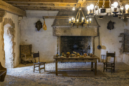France, Aveyron (12), parc naturel régional des Grands Causses, Tour de Viala-du-Pas-de-Jaux, tour-grenier fortifiée des Hospitaliers de l'ordre de Saint-Jean de Jérusalem construite vers 1430 sur des terres ayant appartenues aux Templiers