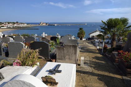 France, Pyrénées-Atlantiques (64), la côte du Pays-Basque, Ciboure, cimetière marin de Socoa et le fort de Socoa en arrière plan