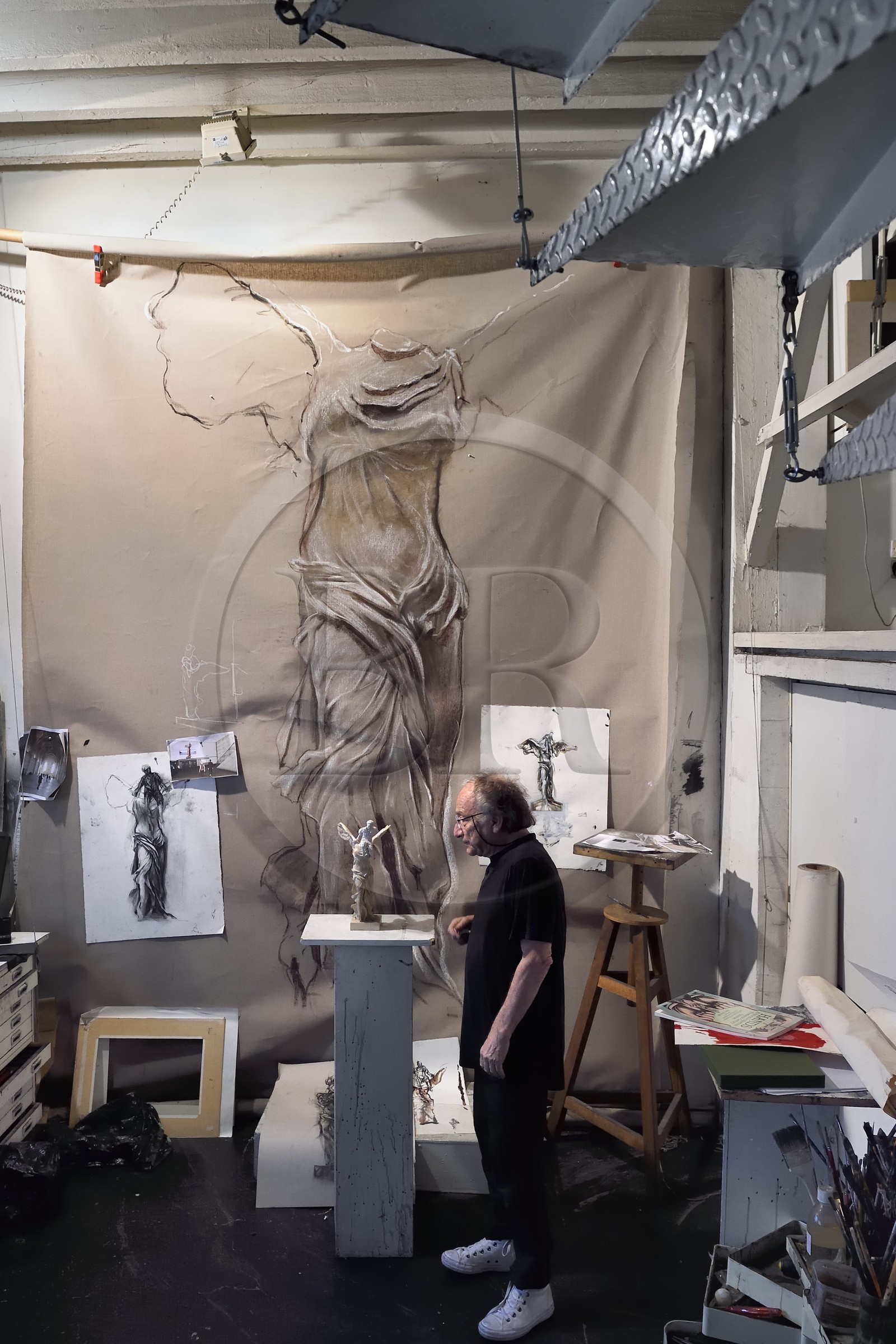 France, Ivry-sur-Seine (94), l'artiste plasticien Ernest Pignon-Ernest dans son atelier