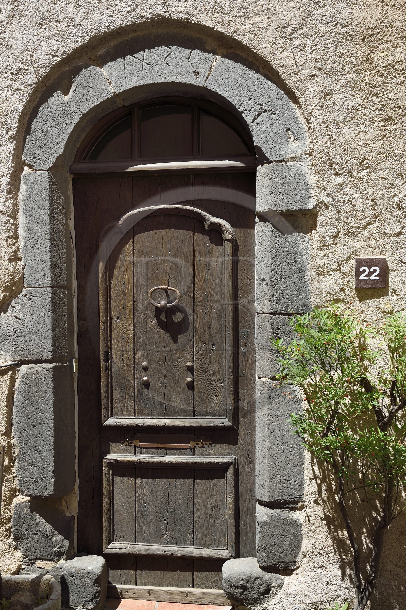 France, Var (83), golfe de Saint-Tropez, Gassin, labellisé Les Plus Beaux Villages de France, encadrement de la porte d'une maison du XVe siècle (de 1422) rue Longue