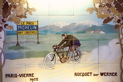 France, Puy-de-Dôme (63), Clermont-Ferrand, L'Aventure Michelin, musée retraçant toutes les activités du groupe Michelin, Course moto Paris-Vienne (1902), Bucquet sur une motocyclette Werner