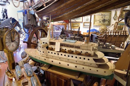 France, Var (83), Saint-Tropez, place de l'Ormeau, magasin d'antiquités marines La Vieille Mer