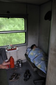 Vietnam, train de jour de Lao Cai à Hanoï, compartiment des contrôleurs