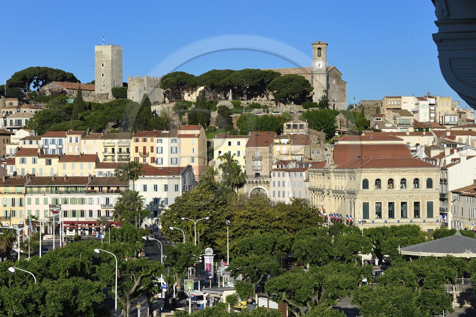 France, Alpes-Maritimes (06), Cannes, la vieille ville dans le quartier Le Suquet, à son sommet la Tour du Suquet et le clocher de l'église Notre-Dame-de-l'Espérance
