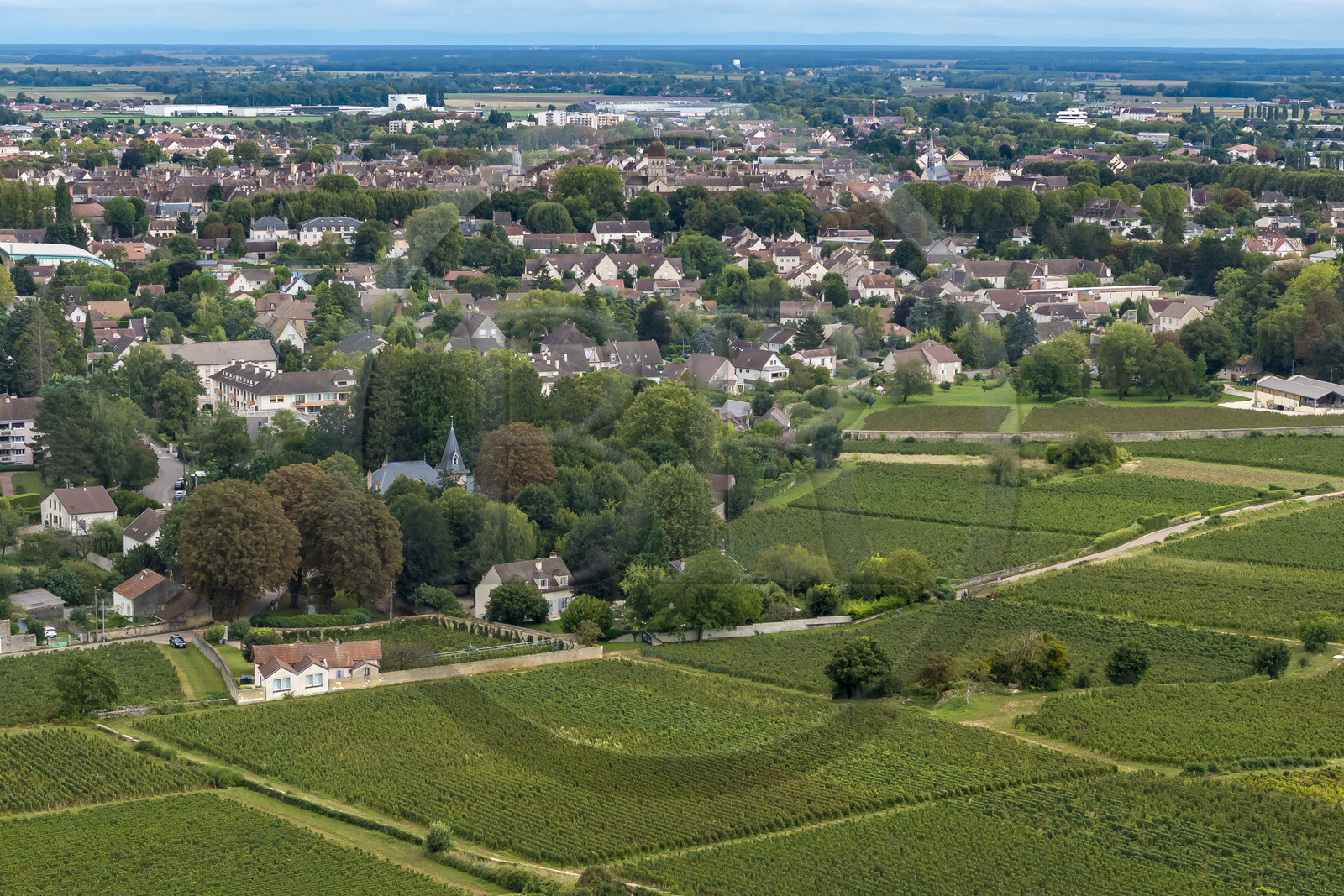 France, Côte-d'Or (21), les climats de Bourgogne classés Patrimoine Mondial de l'UNESCO, Côte de Beaune, Beaune, les parcelles de vigne bordent l'ouest de la ville (vue aérienne)