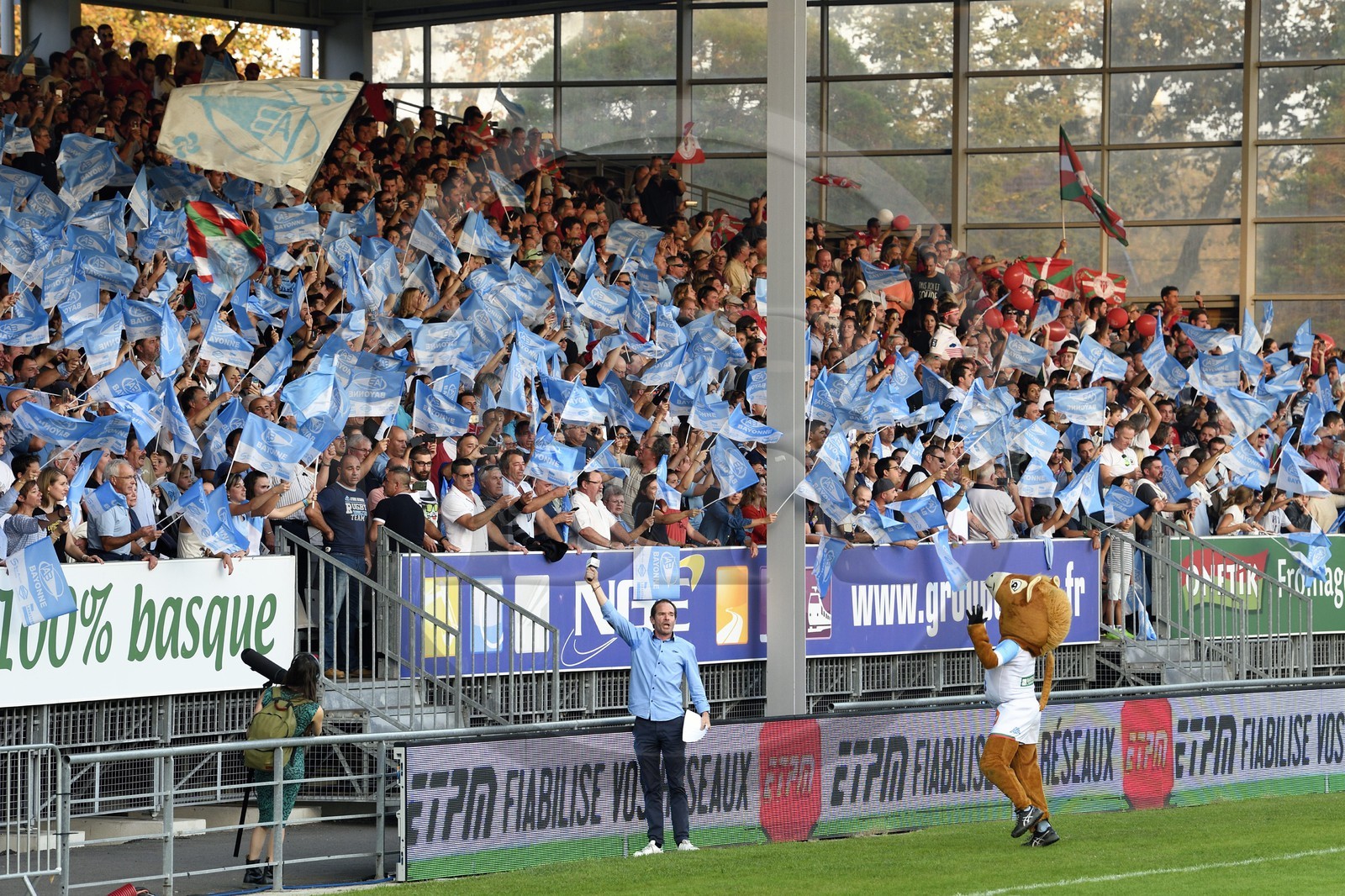 France, Pyrénées-Atlantiques (64), Pays-Basque, Bayonne, stade Jean-Dauger, ambiance dans les gradins pendant le match de rugby d'un derby entre l'Aviron Bayonnais (en bleu) et le Biarritz Olympique