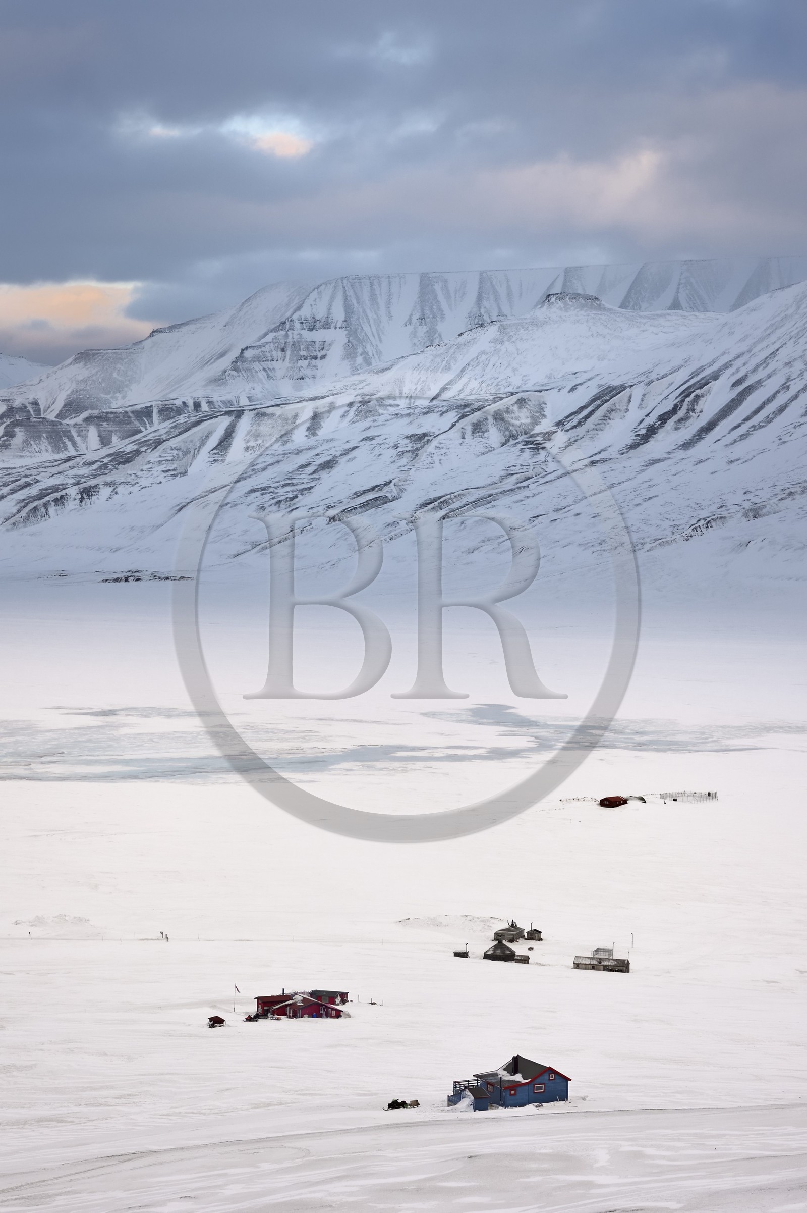 Norvège, Svalbard, Spitzberg, maisons isolées dans la vallée de Adventdalen vers Longyearbyen