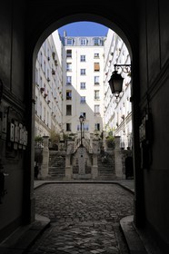 France, Paris (75), la Butte Montmartre, cour intérieure du 40 rue Durantin