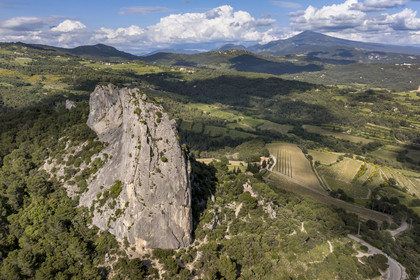 France, Vaucluse (84), Dentelles de Montmirail, Lafare, piton calcaire en forme de pain de sucre sur l'un des contreforts des Dentelles Sarrasines au col du Cayron et surmontant la cascade Saint-Christophe sur la Salette, la chapelle Saint-Christophe sur la droite et le Mont Ventoux en arrière plan (vue aérienne)
