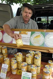 France, Alpes-Maritimes (06), vallée de la Bévéra, Sospel, vente de miel sur le marché par l'apiculteur Marc Lavoriero