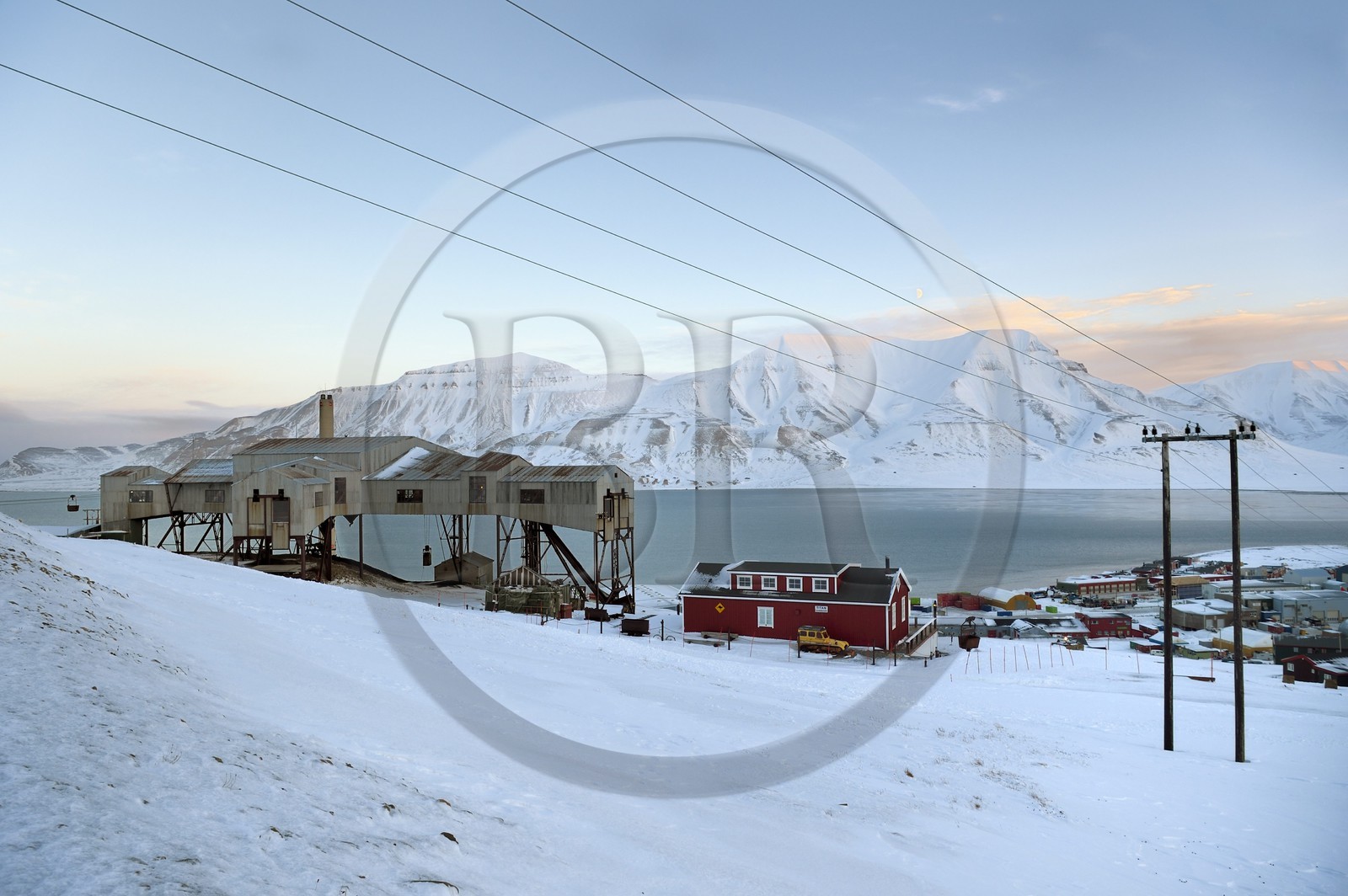 Norvège, Svalbard, Spitzberg, Longyearbyen, Taubanesentralen, batiment central abandonné du téléphérique utilisé pour le transport des chariots de charbon des mines vers le port