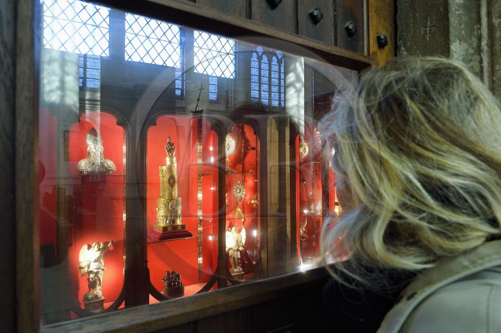 France, Meurthe-et-Moselle (54), Saint-Nicolas-de-Port, basilique de Saint Nicolas, Salle du Trésor, la relique du dextre bénissante de saint Nicolas (selon la tradition il s'agit de l'os d'une phalange de la main droite de l'évêque) qui est conservée dans un bras reliquaire de la fin du XIXème siècle en argent, or, émaux et diamants