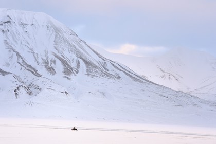 Norvège, Svalbard, Spitzberg, vallée de Adventdalen vers Longyearbyen, motoneige