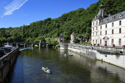 France, Dordogne (24), Brantôme, canoé sur la Dronne et l'abbaye bénédictine Saint-Pierre de Brantôme