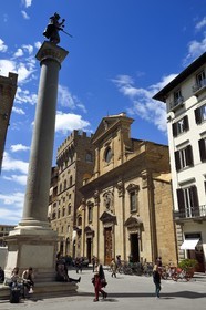 Italie, Toscane, Florence, centre historique classé Patrimoine Mondial de l'UNESCO, Piazza Santa Trinita, la colonne de la Justice (Colonna della Giustizia) avec une statue en porphyre représentant la Justice à son sommet, en arrière plan l'église Santa Trinita