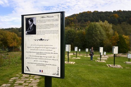 France, Meuse (55), Parc régional de Lorraine, Cotes de Meuse, le Jardin Littéraire de Saint-Remy-la-Calonne, 16 panneaux en 3 langues (Français, Allemand et Anglais) évoquant au travers d'extraits de leurs textes le vécu et les réflexions d'écrivains combattants emblématiques de la Grande Guerre