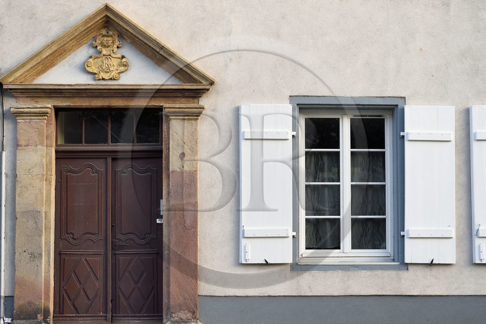 France, Haut-Rhin (68), Neuf-Brisach, ville fortifiée par Vauban, classée Patrimoine Mondial de l'UNESCO, maison d'origine à l'angle de la rue de Strasbourg et de la place d'Armes, R&R signifiant Le Roi Règne