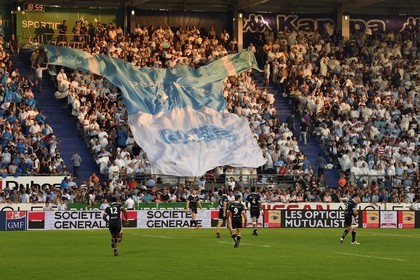 France, Pyrénées-Atlantiques (64), Pays-Basque, Bayonne, stade Jean-Dauger, ambiance dans les gradins pendant le match de rugby d'un derby entre l'Aviron Bayonnais (en bleu) et le Biarritz Olympique, Tshirt géant aux couleurs de l'Aviron Bayonnais