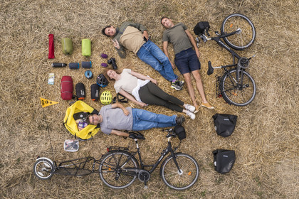 France, Maine-et-Loire (49), vallée de la Loire classée au Patrimoine Mondial par l'UNESCO, Saumur vers Saint-Hilaire, randonnée à bicyclette, matériel de camping fourni par Nomade Aventure (vue aérienne)