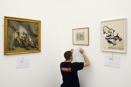 France, Moselle (57), Metz, quartier de l'Amphithéâtre, le Centre Pompidou-Metz, centre d'art conçus par les architectes Shigeru Ban et Jean de Gastines, installation de l'exposition de Hans Richter