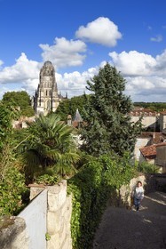 France, Charente-Maritime (17),  Saintonge, Saintes, la ruelle de l'Hospice dans la vieille ville et la cathédrale Saint-Pierre