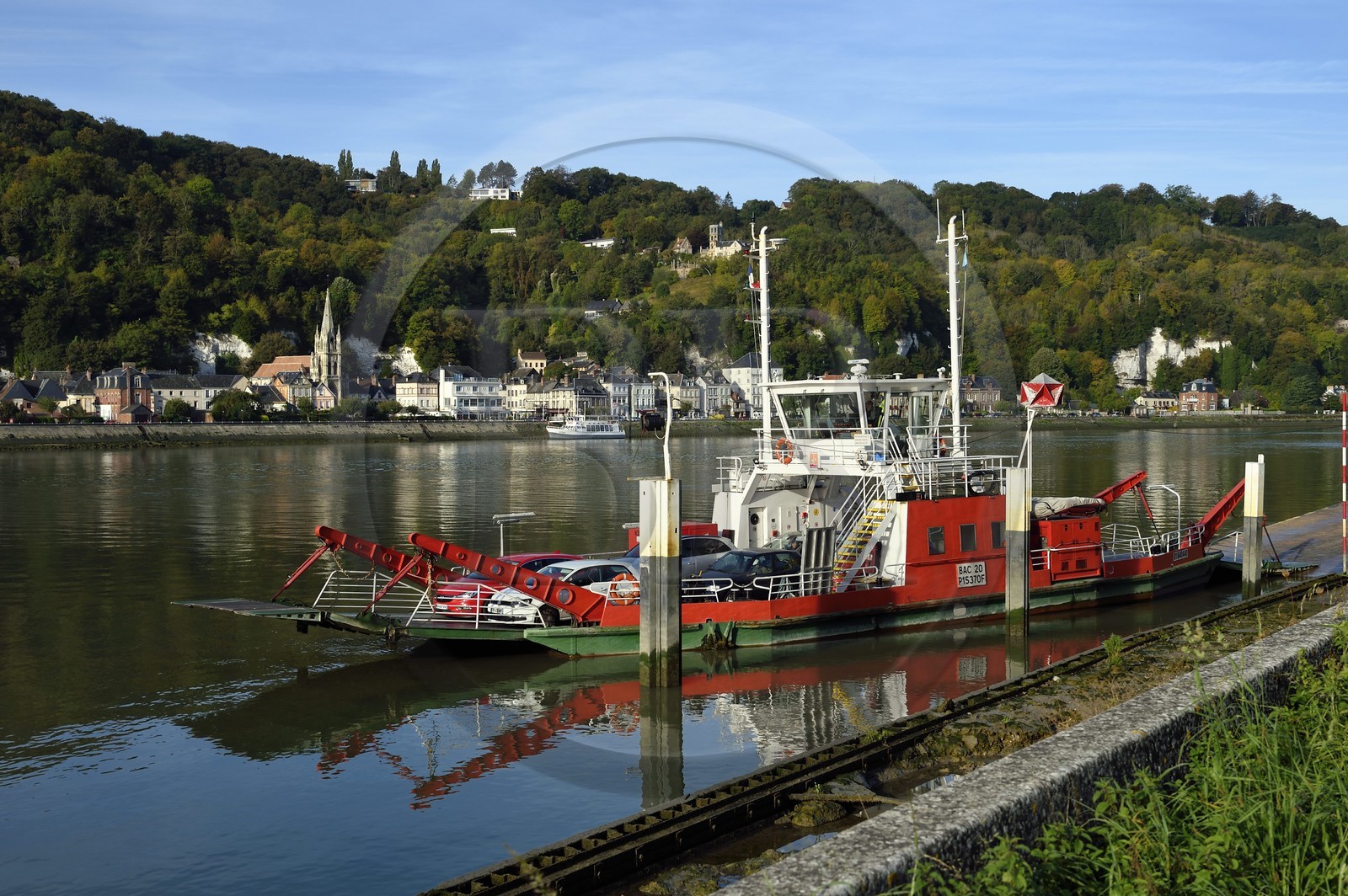 France, Seine-Maritime (76), Parc naturel régional des Boucles de la Seine normande, traversée du bac auto au village de La Bouille