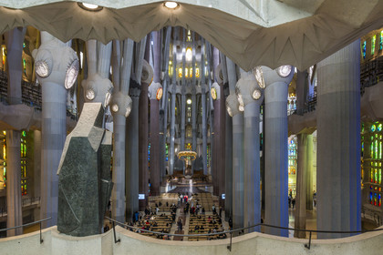 Espagne, Catalogne, Barcelone, quartier de l'Eixample, basilique de la Sagrada Familia de l'architecte du modernisme catalan Antoni Gaudi classée Patrimoine Mondial de l'UNESCO, vue de la nef depuis la facade de la Gloire, au premier plan la statue en bronze de Saint Georges par le sculpteur Subirachs