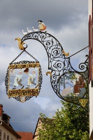 France, Haut-Rhin (68), Colmar, enseigne de  la Charcuterie Finker « Aux deux frères » rue des Têtes dessinée par Hansi