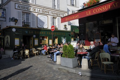 France, Paris (75), la Butte Montmartre, terrasses de café rue Norvins