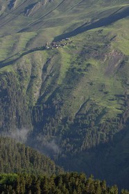 Géorgie, Kakheti, Parc national de Touchétie, le village perché de Bochorna (2345 metres) dans les gorges de Gometsari non loin de Omalo est le village habité le plus élevé du pays et l'un des plus élevés d'Europe