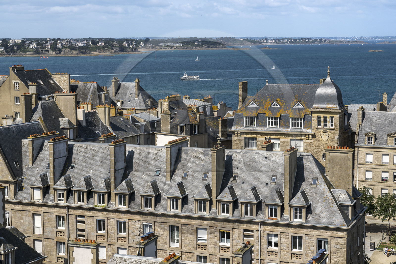 France, Ille-et-Vilaine (35), Côte d'Emeraude, Saint-Malo intra-muros, ancien bureau de Poste sur la place des Frères Lamennais, la côte de Dinard en arrière plan