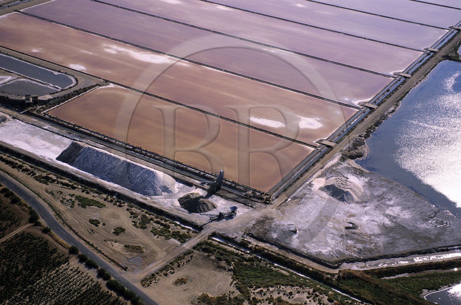 France, Aude (11), les marais salants des salins de Gruissan (vue aérienne)