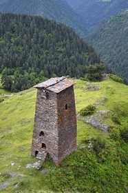 Géorgie, Kakheti, Parc national de Touchétie, Omalo, la forteresse de Keselo de Zemo (haut) Omalo a servi de refuge aux habitants en temps de guerre, tour fortifiée médiévale
