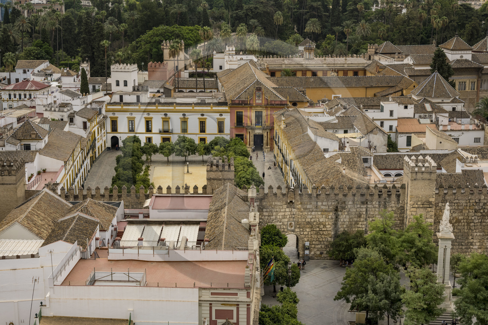 Espagne, Andalousie, Séville, plaza del Triunfo, Alcazar de Séville (Reales Alcazares de Sevilla), classé Patrimoine Mondial de l'UNESCO, entouré par ses murailles