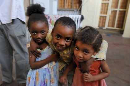 Tanzanie, archipel de Zanzibar, île de Unguja (Zanzibar), ville de Zanzibar, quartier Stone Town, classé Patrimoine Mondial de l' UNESCO, enfants dans leur maison