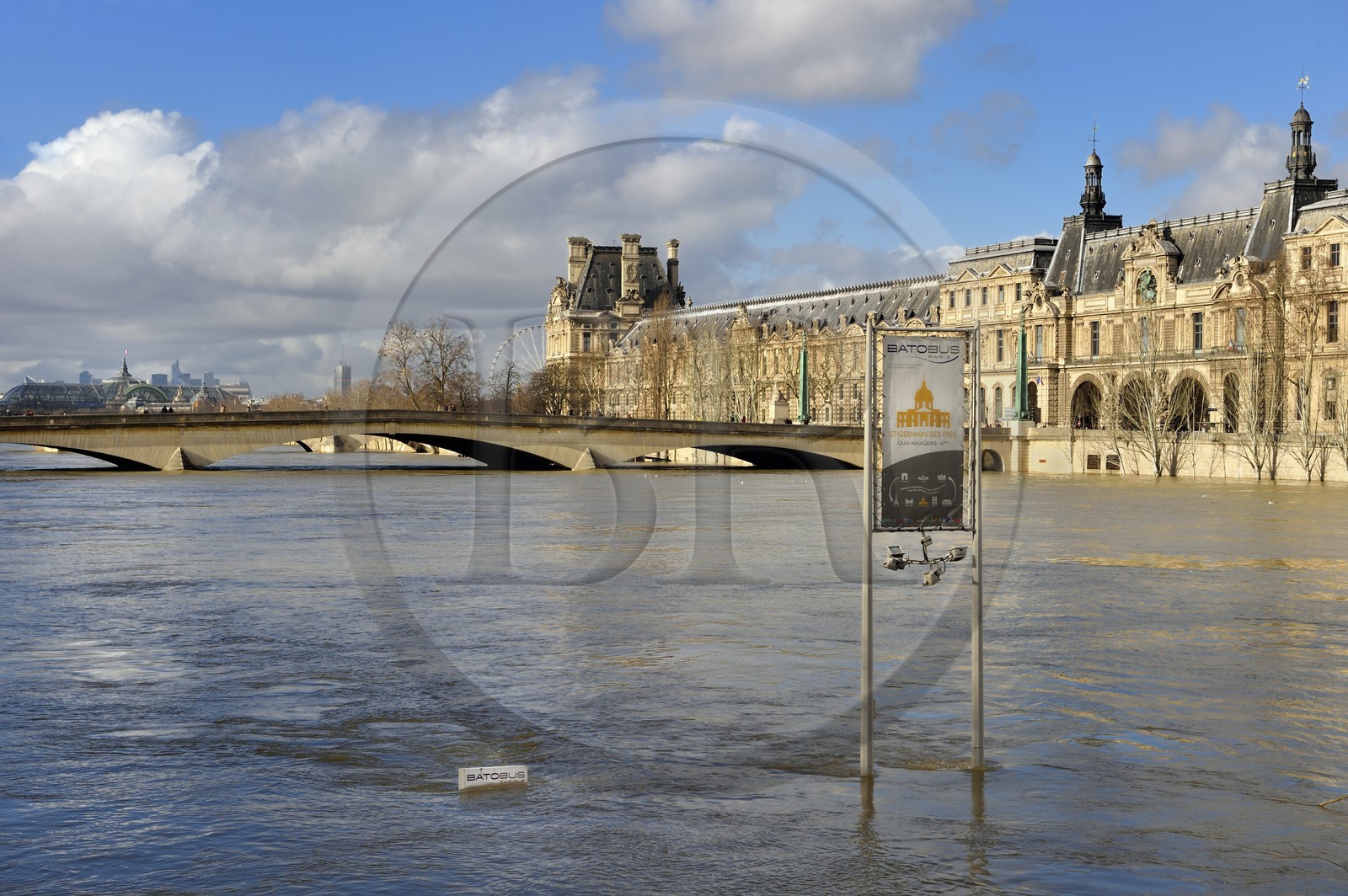 France, Paris (75), les rives de la Seine, classées Patrimoine Mondial de l'UNESCO, la crue de la Seine de janvier 2018, l'arrêt du Batobus du quai Malaquais, en arrière plan le pont du Carrousel et le Louvre