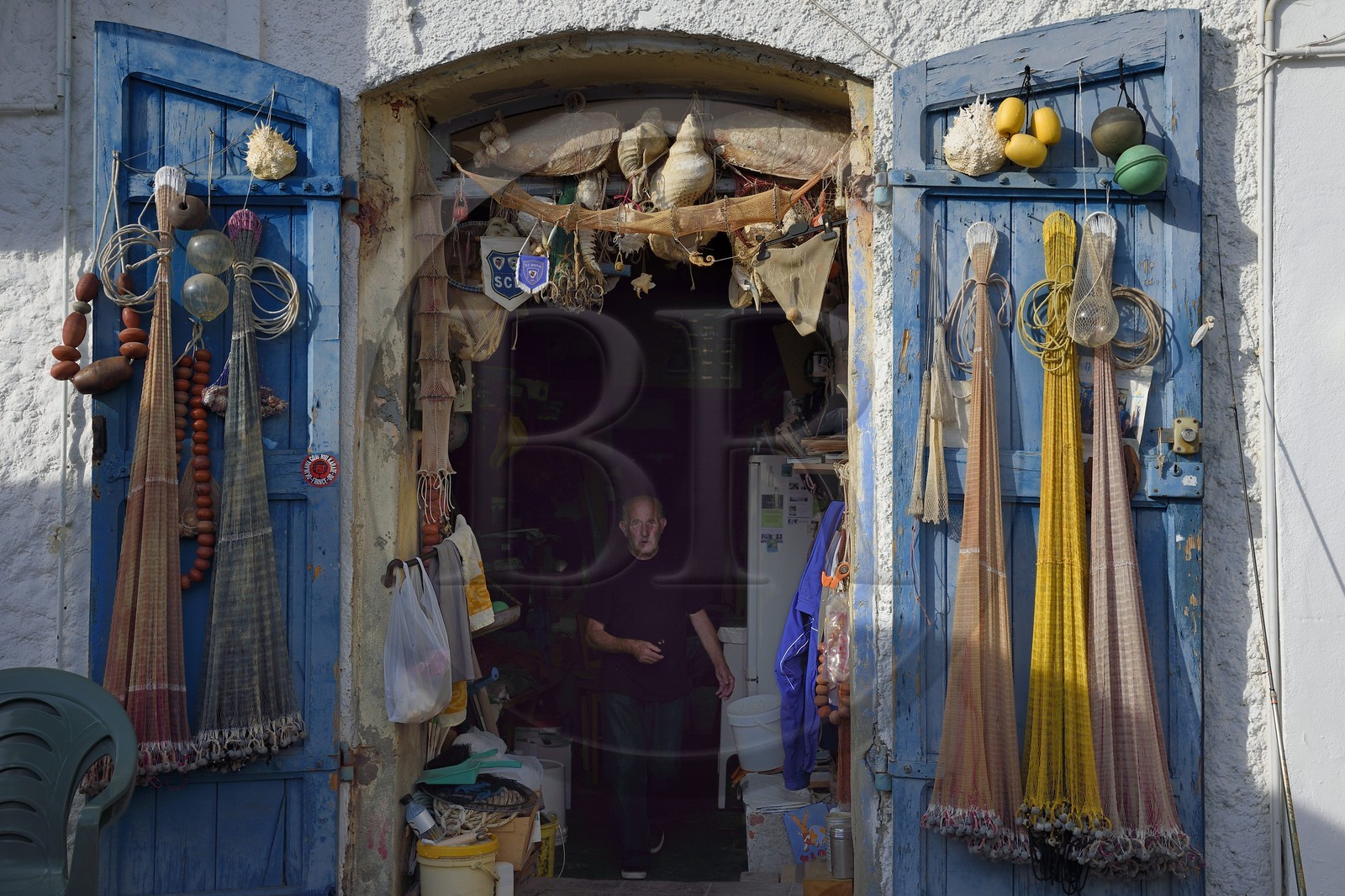 France, Haute-Corse (2B), Bastia, quartier de Terra-Vecchia, réunion d'anciens pêcheurs devant leur QG sur le Vieux-Port