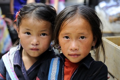 Vietnam, province de Lao Cai, ville de Sapa, petites filles de la minorité Hmong Noir