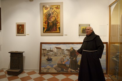 Croatie, Dalmatie, côte dalmate, Monastère franciscain de l’Ile de Krapanj en face de Sibenik, un moine franciscain originaire de Grèce a introduit la pêche de l'éponge dans la région